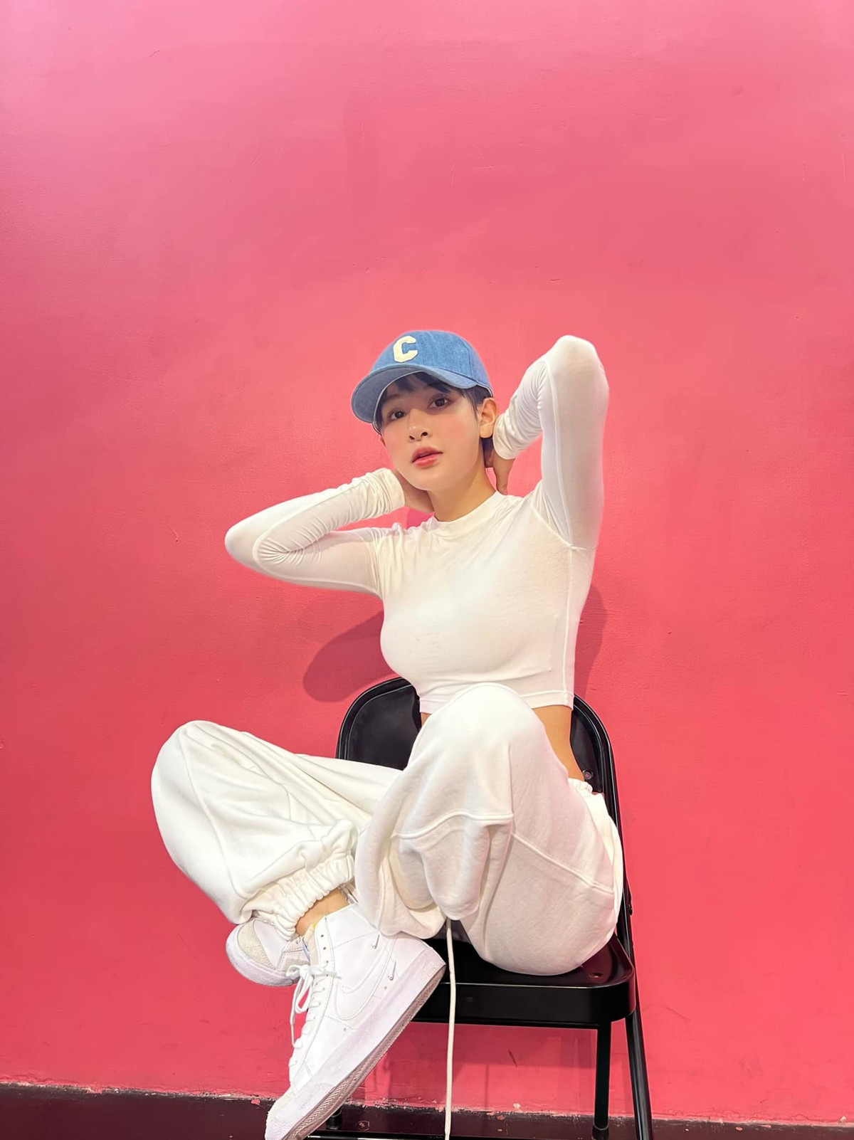 "Mùa thu sắp tàn mà bụng mỡ chưa tan", Hiền Hồ chăm chỉ đăng ảnh trên trang cá nhân.