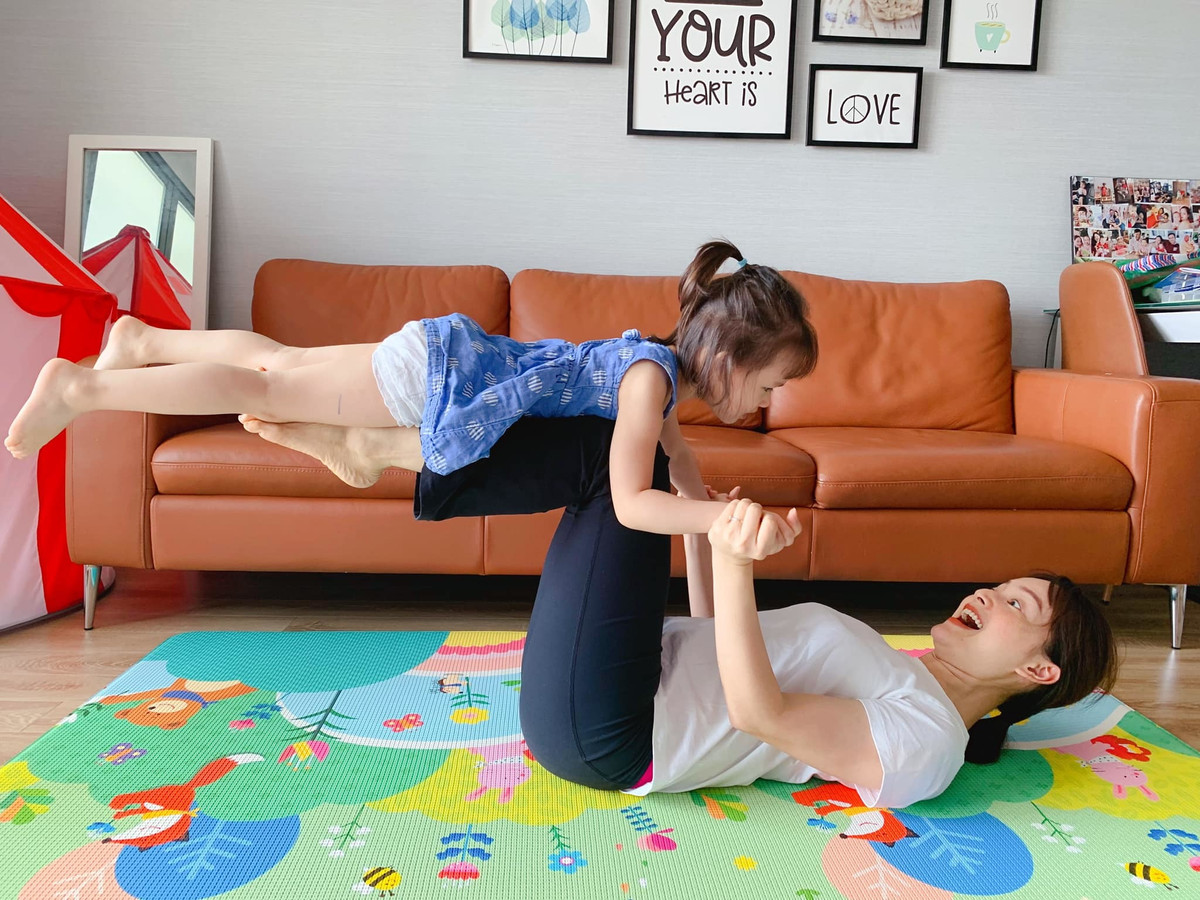 Diễn viên Lan Phương chơi đùa vui vẻ với con gái.