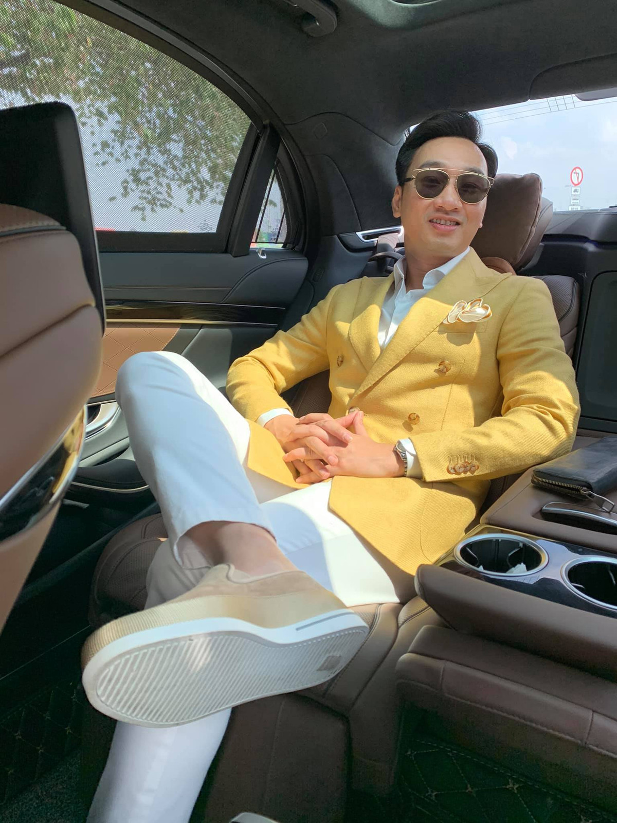 MC Thành Trung diện vest vàng trong ngày thu Hà Nội.