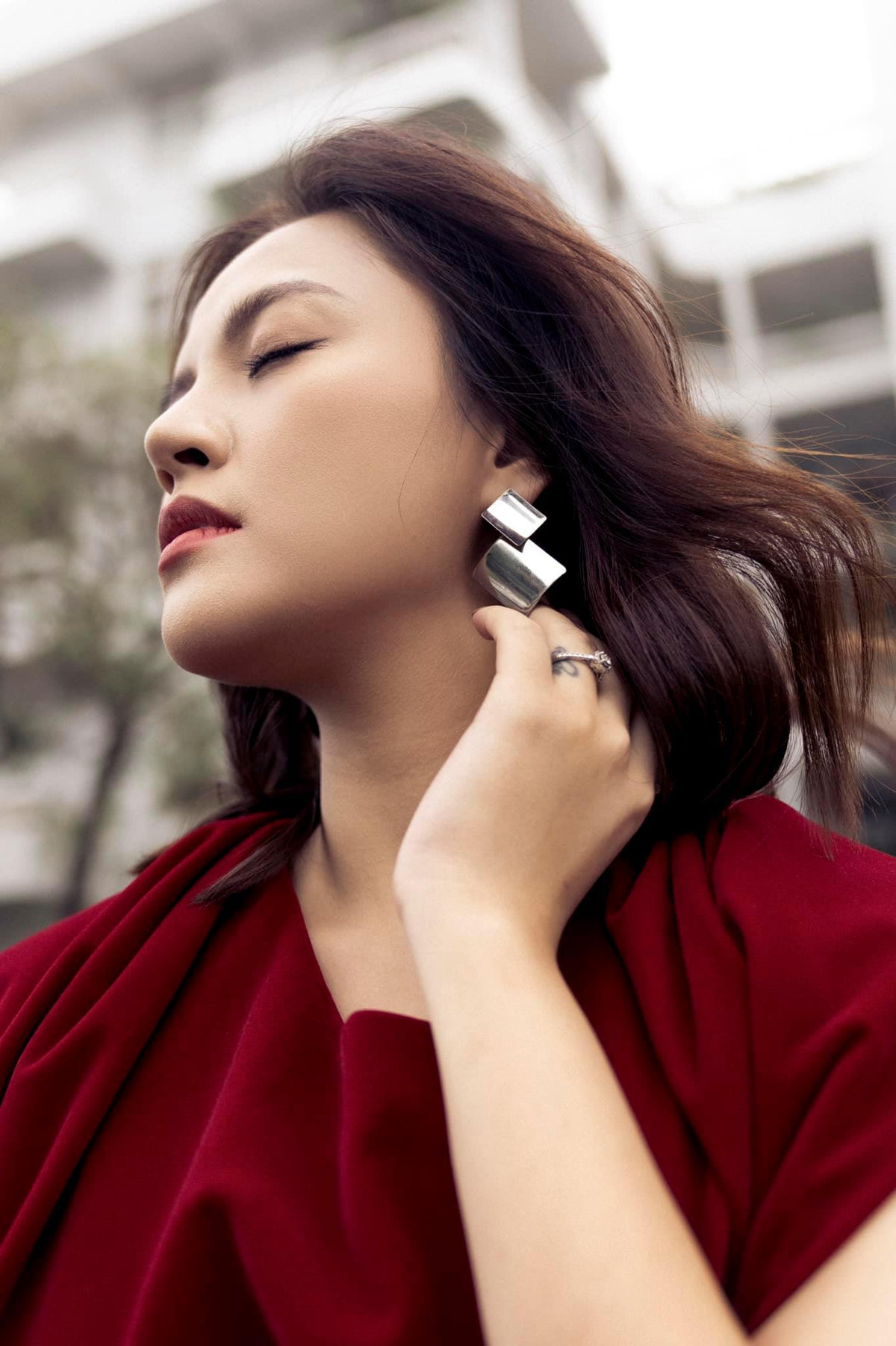 "Mùa khiến tôi muốn trân trọng cất giữ những kỷ niệm đẹp... thả nỗi buồn bay theo gió heo may... sửa soạn những cảm xúc ngọt ngào nhất để đón nhận hơi ấm'' - Thu Quỳnh viết.