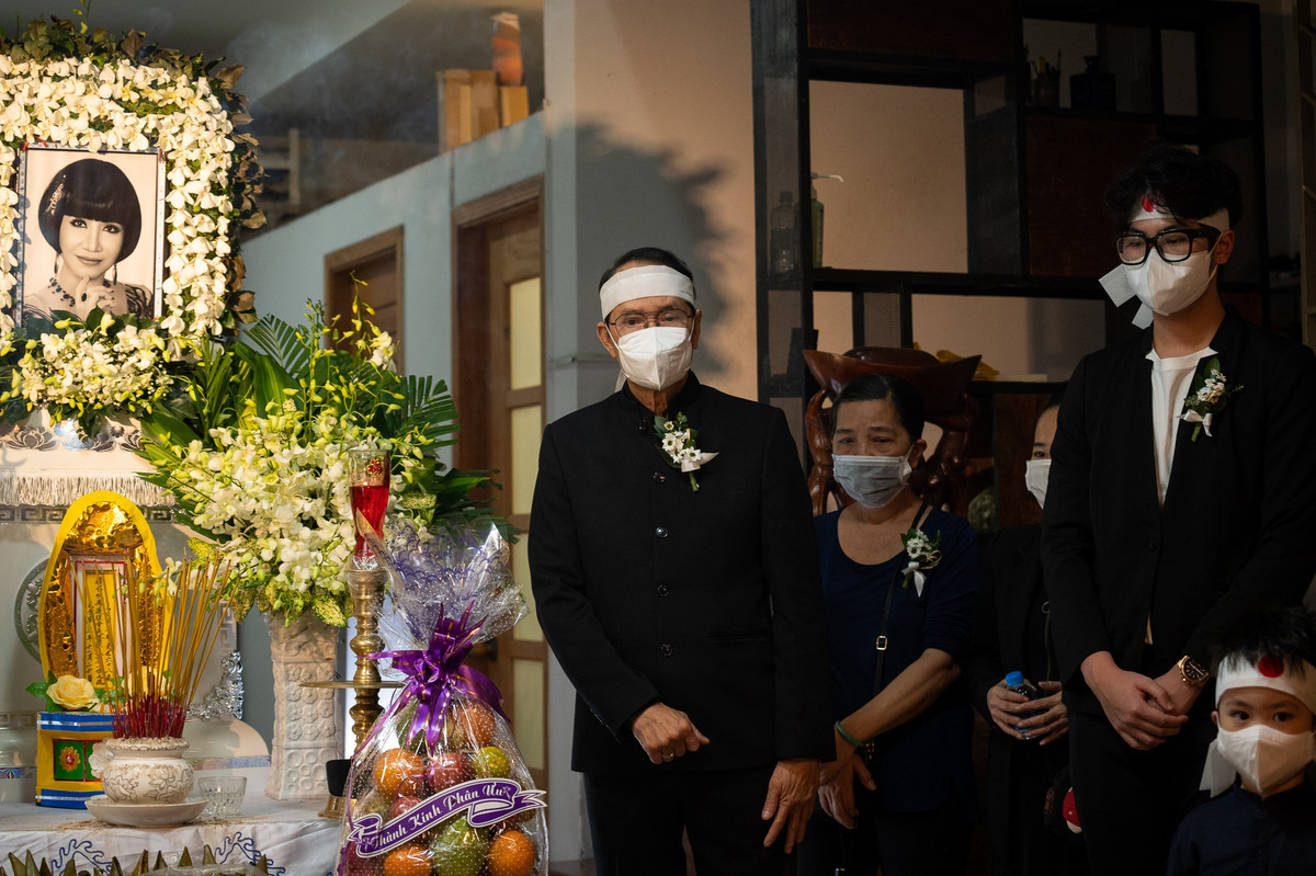 Lễ di quan nghệ sĩ Thanh Kim Huệ diễn ra lúc 7h sáng 26/12. Linh cữu nữ nghệ sĩ cải lương sau đó được an táng tại nghĩa trang hoa viên Bình Dương.