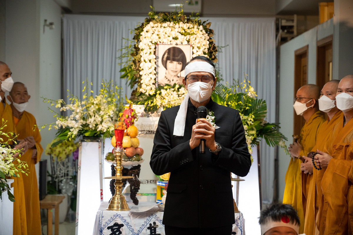 Trong phút tiễn đưa, nghệ sĩ Thanh Điền nói lời cảm ơn bạn bè, đồng nghiệp, khán giả đã đến viếng NSƯT Thanh Kim Huệ. Đôi lúc ông lặng người, thất thần khi nhìn linh cữu của vợ rời đi. Những ngày qua, đông đảo nghệ sĩ, bạn bè đến thắp hương, đưa tiễn nghệ sĩ Thanh Kim Huệ như NSND Lệ Thủy, NSND Minh Vương, NSND Bạch Tuyết, NSND Ngọc Giàu... Nghệ sĩ Thanh Điền nói: "Chứng kiến tình cảm của mọi người dành cho cô ấy, tôi thấy không lạnh lẽo mà ấm áp lắm, cảm giác như Huệ đang đi lưu diễn ở đâu, chứ không phải đã mất”.