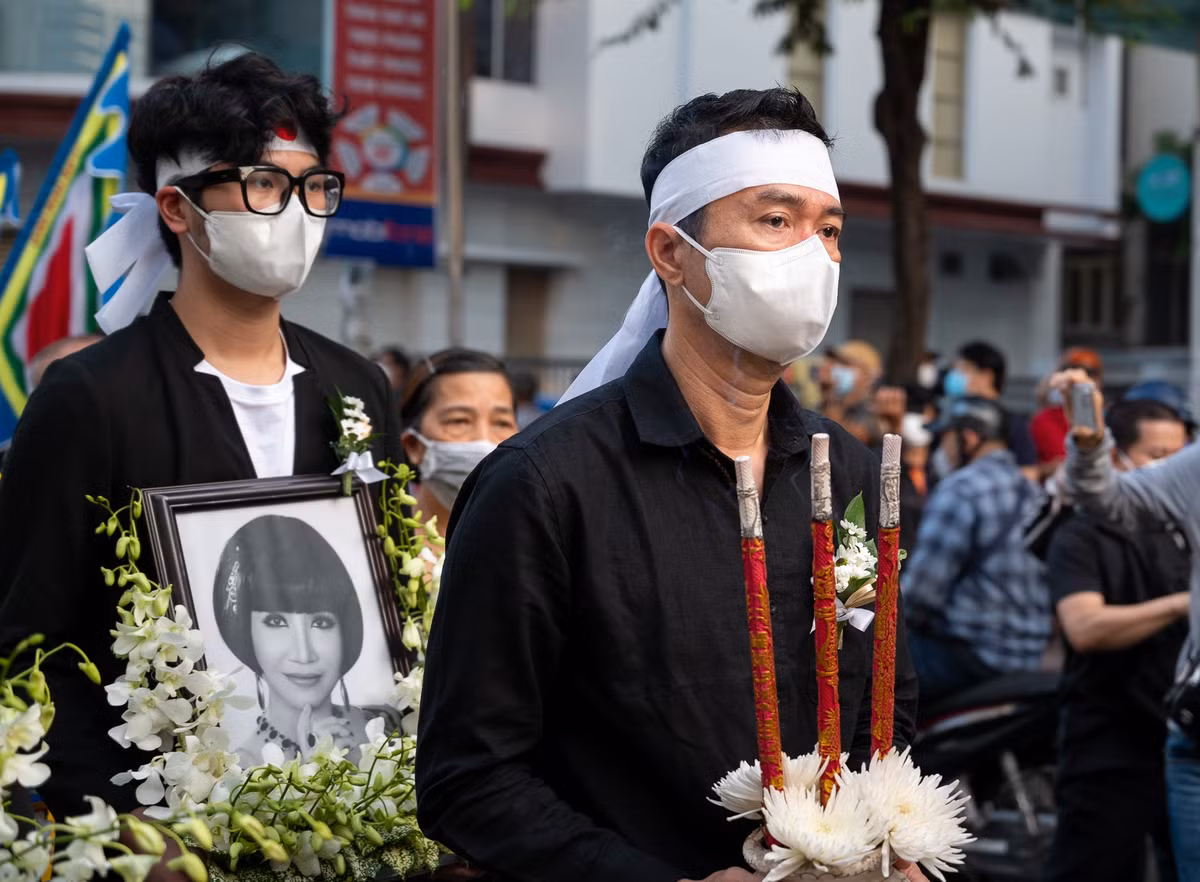 Con trai nữ nghệ sĩ trong lễ tang của mẹ. Trong hơn 50 năm theo nghề, bà và nghệ sĩ Thanh Điền là tấm gương về gia đình hạnh phúc. Ở tuổi U70, ông vẫn thường bày tỏ tình yêu sâu đậm dành cho vợ.