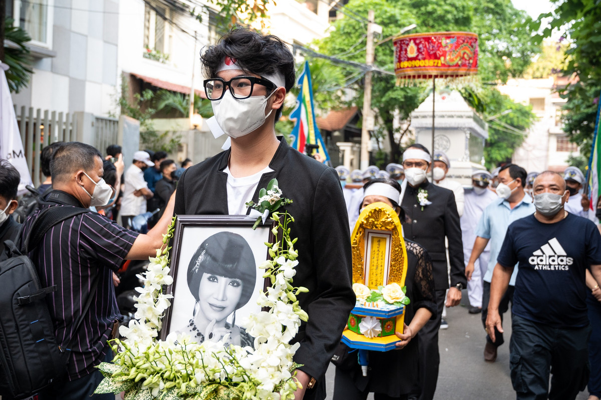 Nghệ sĩ Thanh Kim Huệ qua đời vào chiều 23/12. Nghệ sĩ Thanh Điền chia sẻ với Zing ông nhận tin dữ khi đang đi đóng phim. Nghệ sĩ Thanh Kim Huệ đã cố chờ chồng để nhìn ông lần cuối mới ra đi mãi mãi.