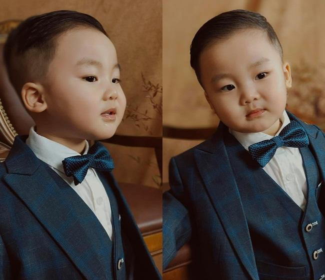 Thần thái "không phải dạng vừa" của quý tử đầu lòng nhà Hòa Minzy và doanh nhân Minh Hải. Bộ ảnh sinh nhật của Bo "thúi" nhận được hơn 150.000 "likes", 9.000 bình luận chỉ sau 1 tiếng rưỡi đăng tải. Điều đó cho thấy sức nóng của bé Bo, mà nhiều ngôi sao showbiz cũng phải mơ ước.