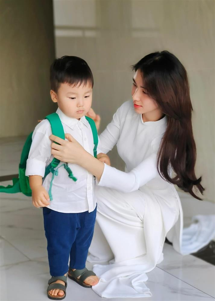 Dịp khai giảng năm học mới vừa qua, Hòa Minzy bám trend với bộ ảnh cô giáo - học sinh cùng con trai, dù bé Bo chưa đến tuổi tới lớp.