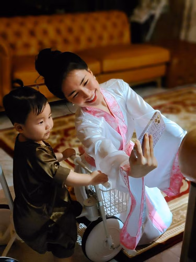 Hay dịp Tết Trung Thu, Hòa Minzy có ngay bộ ảnh 2 mẹ con hóa thân chú Cuội - chị Hằng.