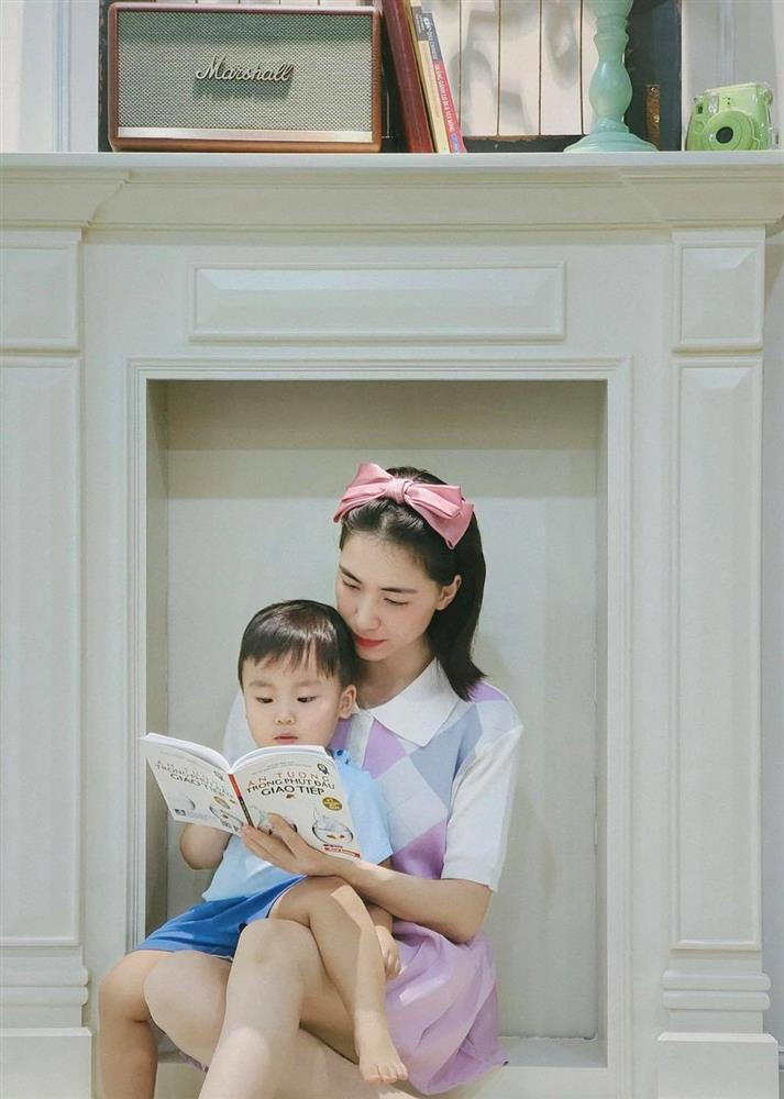 Cậu bé cũng cho thấy trí nhớ tốt và sự nhạy bén, còn nhỏ đã hát được rất nhiều ca khúc, nhận diện được nhiều quốc kỳ trên thế giới..., hào hứng với những gì mẹ dạy.