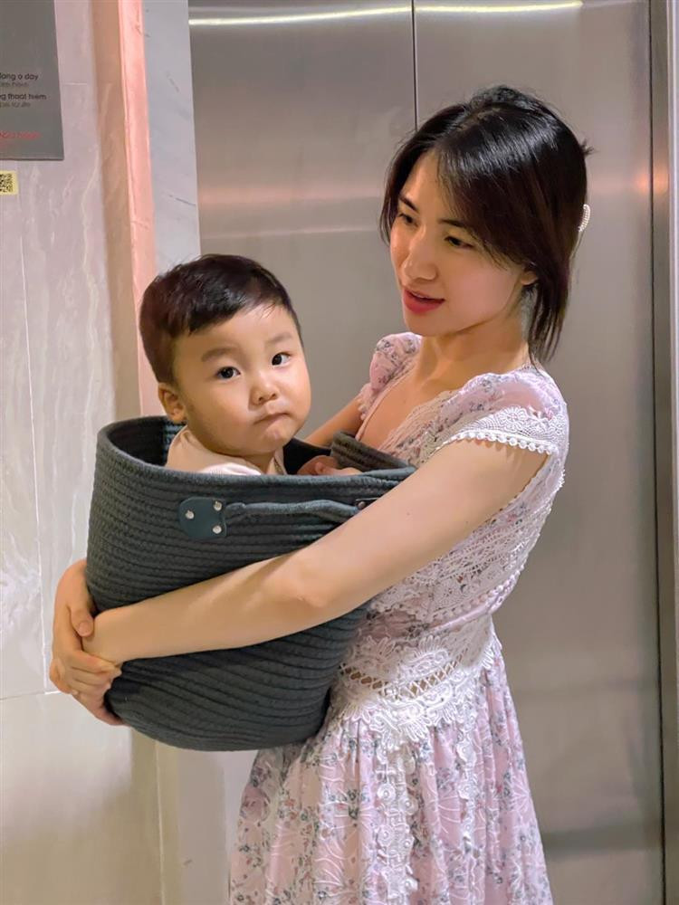Mặc dù làm mẹ khi tuổi còn trẻ nhưng Hòa Minzy luôn được nhận xét khéo dạy con. Trong những clip đời thường chia sẻ, có thể thấy bé Bo rất ngoan và tình cảm, quan tâm tới cảm xúc của mẹ.
