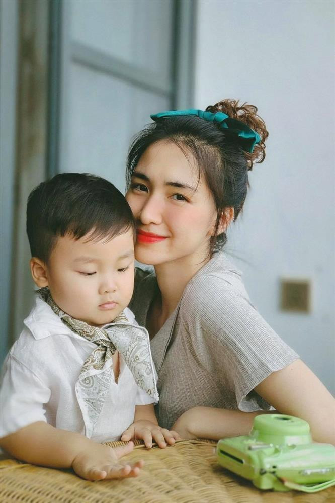 Trước đó, Hòa Minzy đã được xem là "người mẹ đầu tư", luôn chỉn chu ngoại hình cho bé Bo mỗi lần xuất hiện, đặc biệt nhạy bén bám trend.