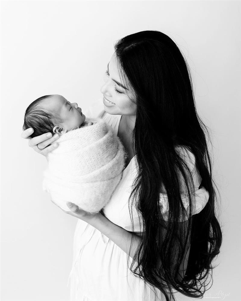 Hoa hậu mới sinh con thứ 2 được khoảng 3 tháng.