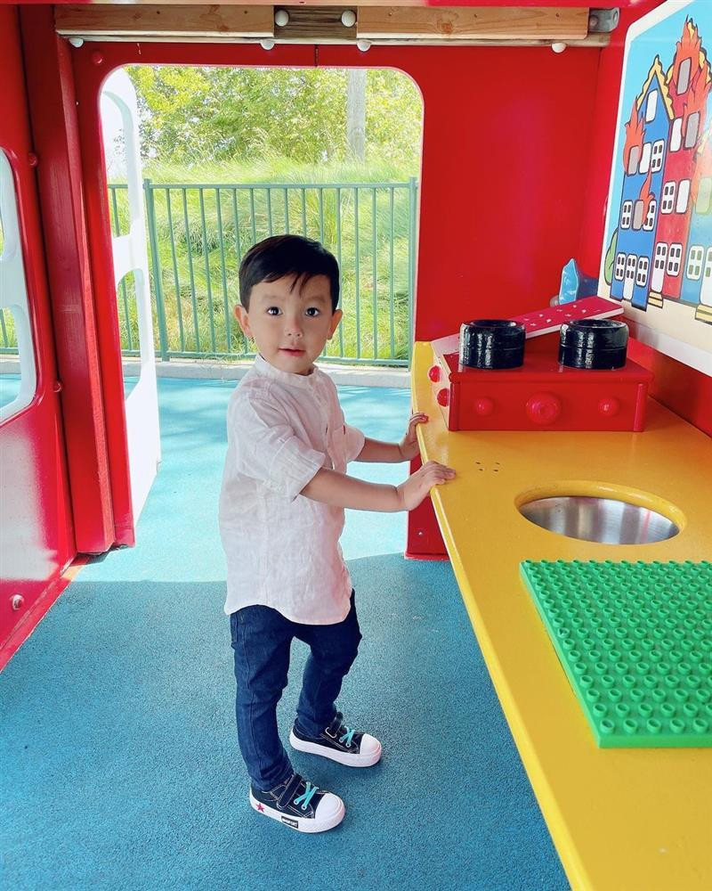 Maximus nhà Phạm Hương sắp tròn 3 tuổi. Mặc dù cho thấy sống viên mãn xứ người, song Phạm Hương tới nay vẫn chưa hề hé lộ chân dung bạn đời. Theo nhiều đồn đoán, người đàn ông của Phạm Hương là một doanh nhân có tiếng trên thương trường, đã trải qua đổ vỡ tình cảm và có con riêng.