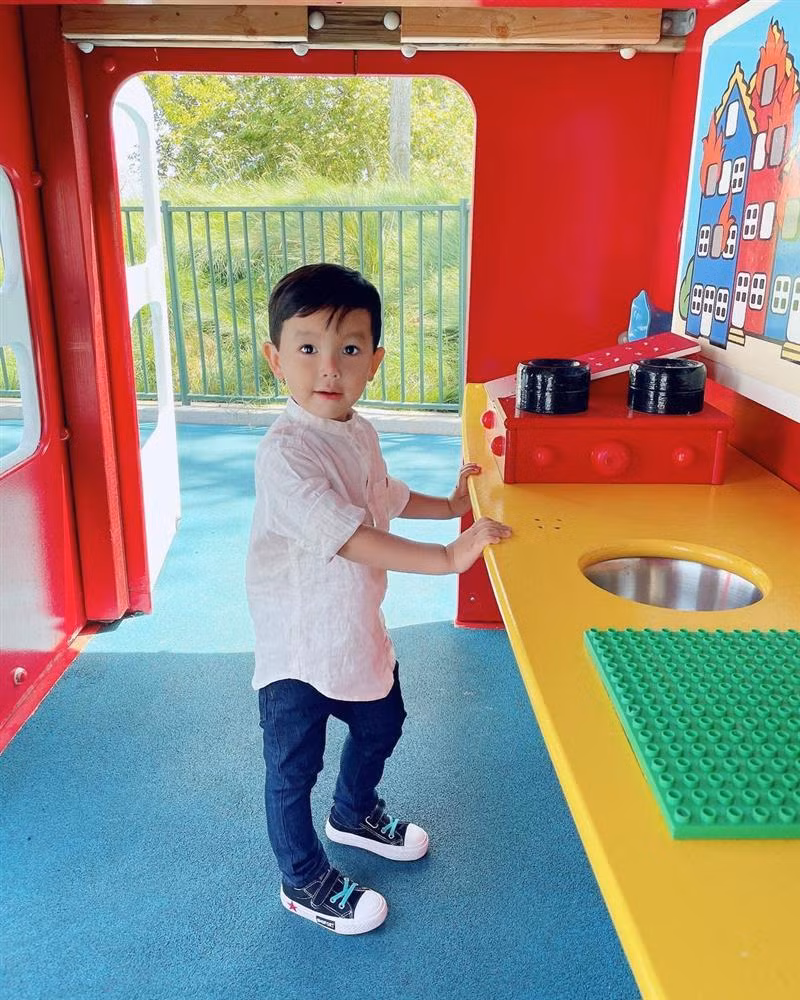 Maximus nhà Phạm Hương sắp tròn 3 tuổi. Mặc dù cho thấy sống viên mãn xứ người, song Phạm Hương tới nay vẫn chưa hề hé lộ chân dung bạn đời. Theo nhiều đồn đoán, người đàn ông của Phạm Hương là một doanh nhân có tiếng trên thương trường, đã trải qua đổ vỡ tình cảm và có con riêng.