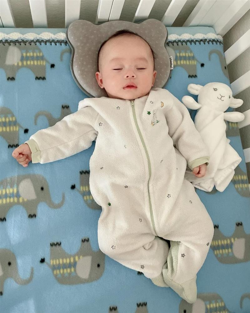 Vẻ dễ thương của cậu bé Apollo.