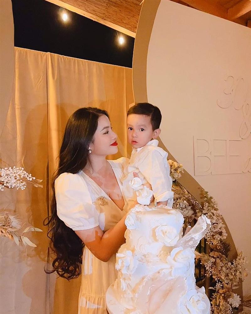 Phạm Hương sang Mỹ tới nay đã 3 năm, không hẹn ngày trở lại showbiz Việt. Rũ bỏ hào quang, Hoa hậu Hoàn vũ Việt Nam 2015 trở thành người phụ nữ của gia đình. Cô sinh con trai đầu lòng vào cuối năm 2018, đặt tên Maximus. Tháng 7/2021, người đẹp chào đón quý tử thứ 2, đặt tên Apollo.