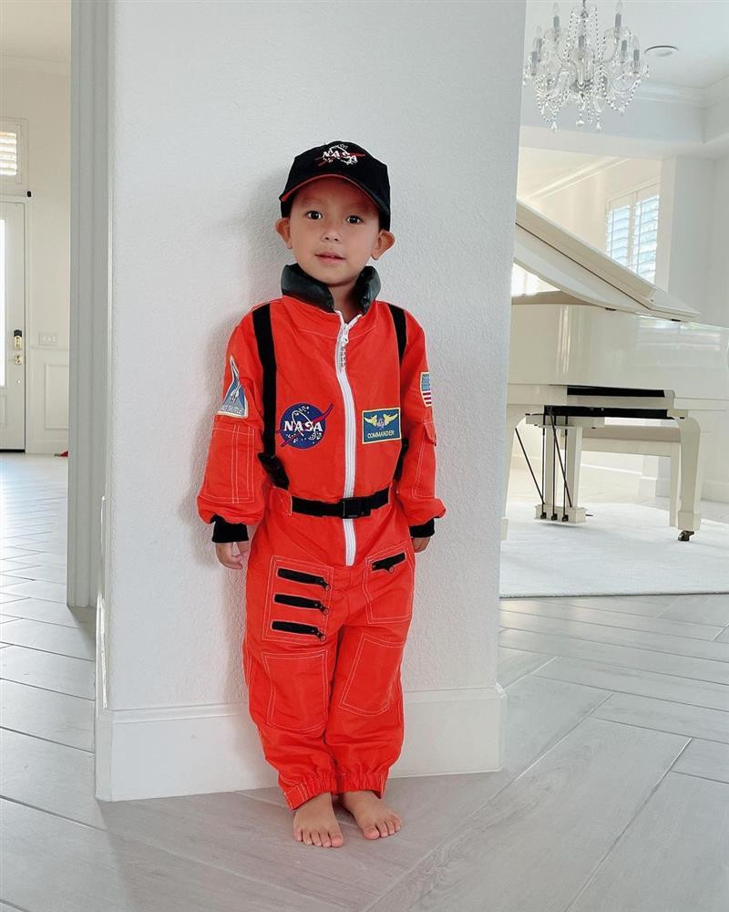 Con trai sở hữu gương mặt có khá nhiều đường nét giống Phạm Hương.