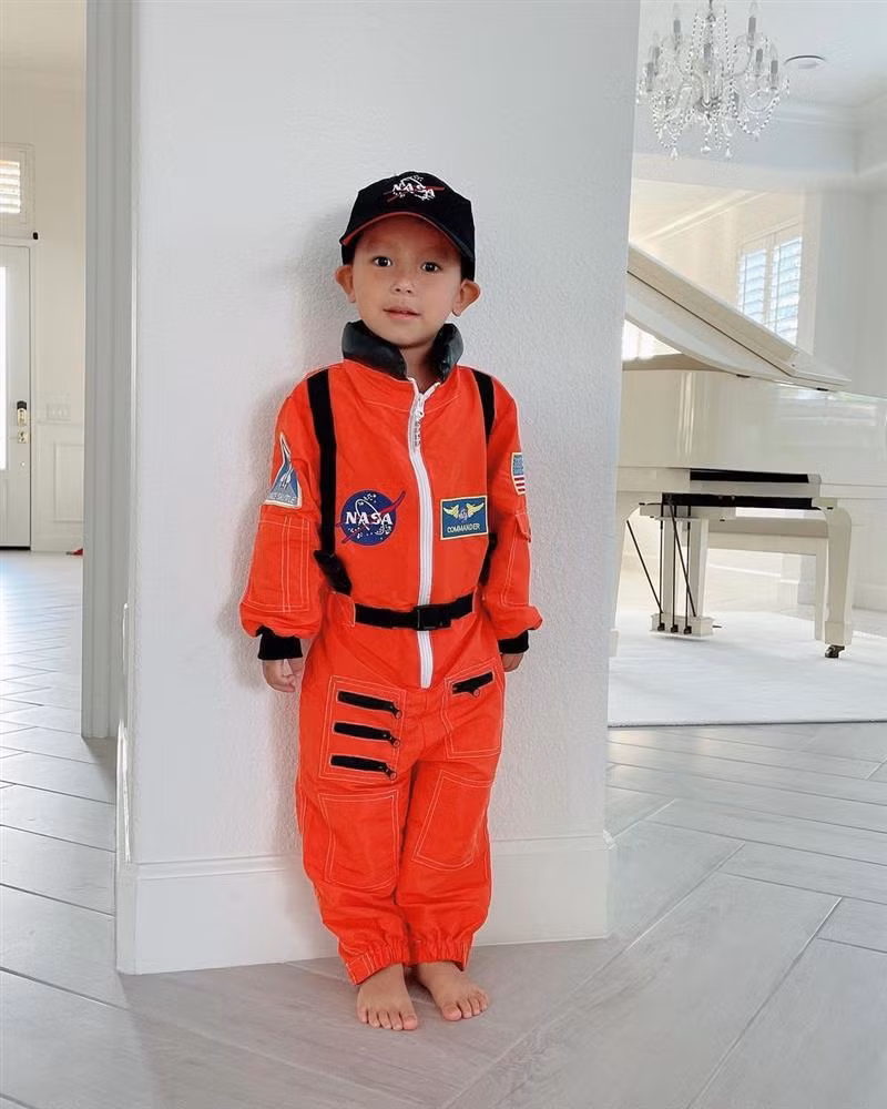 Con trai sở hữu gương mặt có khá nhiều đường nét giống Phạm Hương.