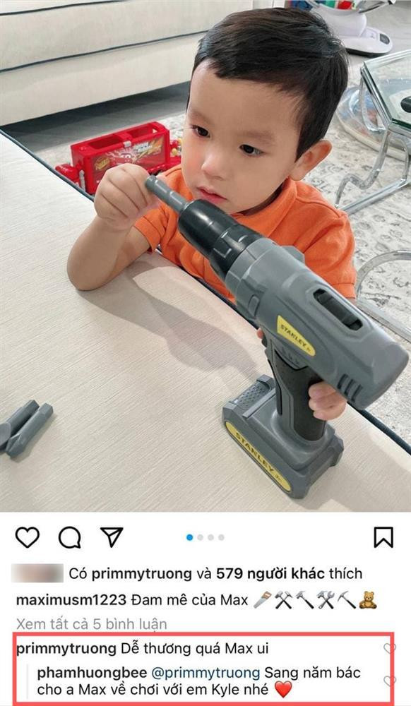 br/> Cách đây ít giờ, Phạm Hương chia sẻ hình ảnh mới nhất của con trai đầu lòng trên mạng xã hội. Khoảnh khắc chơi đùa của bé Maximus khiến nhiều người thích thú. Dưới phần bình luận, Primmy Trương - bà xã Phan Thành - thốt lên: "Dễ thương quá Max ơi". Trò chuyện với đàn em thân thiết, Phạm Hương bất ngờ tiết lộ sang năm sẽ mang con về Việt Nam thăm người thân, hứa hẹn hội ngộ nhóc tỳ nhà Primmy Trương - Phan Thành.