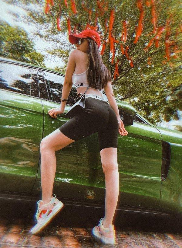 Thế quay người vào ống kính là dáng pose yêu thích của người đẹp.