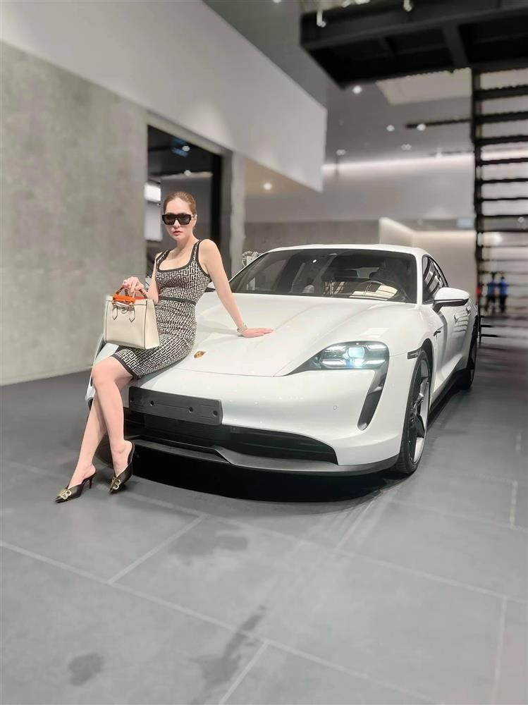 Những hình ảnh chụp bên siêu xe đôi khi khá dìm dáng người đẹp vì góc chụp chưa chuẩn khiến chân cô ngắn một mẩu, song Di Băng vẫn thoải mái chia sẻ lên trang cá nhân khiến nhiều người thích thú.