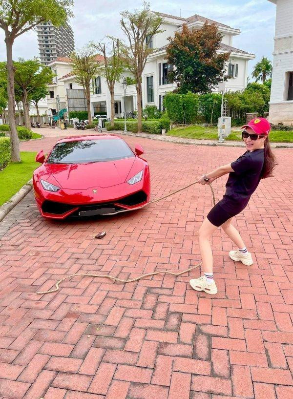 Trước đó, Di Băng từng có màn tạo dáng pha trò cực hài hước cũng với chính chiếc siêu xe này. Style chụp ảnh mang phong cách "chăn trâu" của người đẹp khiến netizen có màn cười nghiêng ngả.