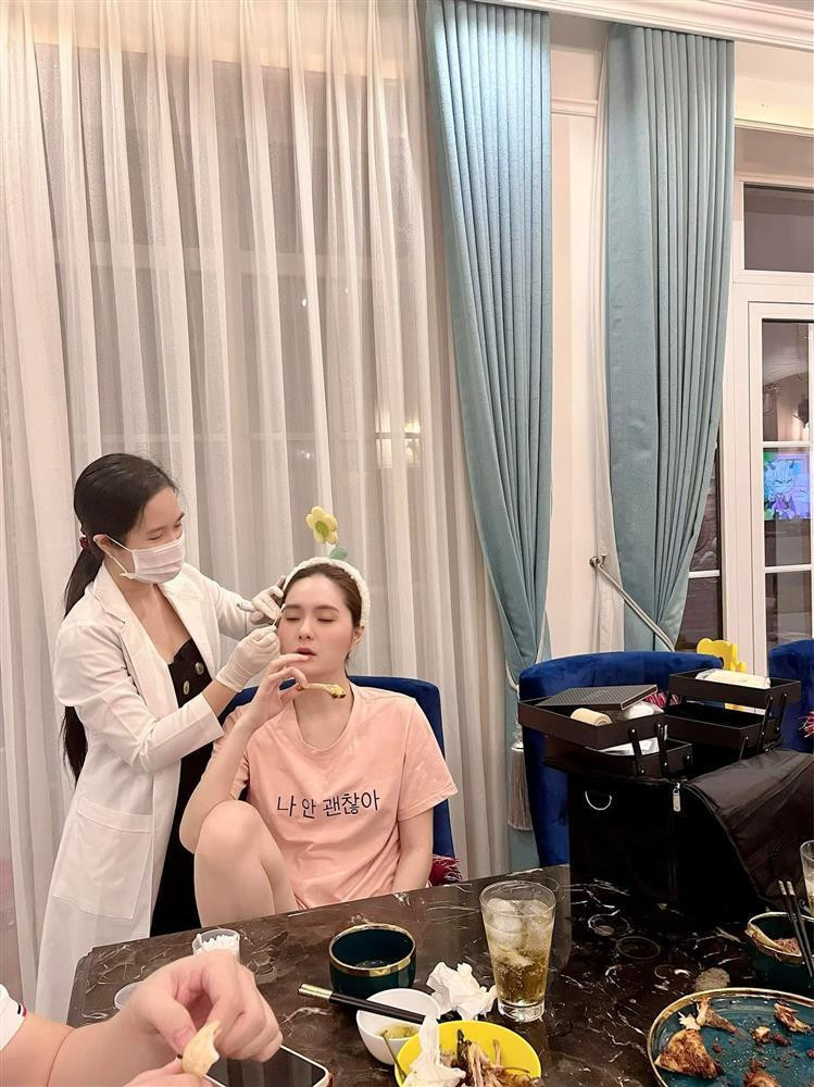 br/> Trong giới đại gia Sài Thành, Đoàn Di Băng - nữ đại gia ở nhà 200 tỷ gây ấn tượng với khối tài sản khổng lồ và những màn đập hộp đồ hiệu tiền tỷ. Nữ ca sĩ kiêm doanh nhân này còn được cộng đồng mạng đánh giá cao vì đôi khi không màng hình tượng và khả năng "tấu hài" cực đỉnh trên MXH. Đoàn Di Băng chia sẻ hình ảnh vừa gặm thịt vừa ủ tê để xăm lông mày khiến dân tình cạn lời.