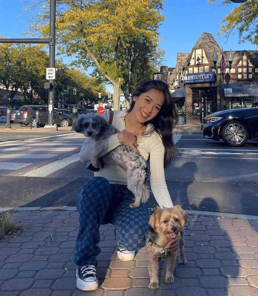 Những hình ảnh mới nhất được Chi Pu cập nhật cho thấy cô nàng vẫn trung thành với style phóng khoáng, năng động. Các item được kết hợp vẫn là combo quần rộng suông, áo len crop top và giày thể thao.