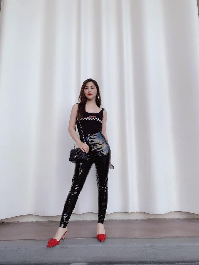 Hương Tràm luôn có phần lồng lộn, sexy và sang chảnh đến từng chi tiết từ khi đặt chân sang mỹ. Diện quần da ôm sát, giọng ca xứ Nghệ hack chân hiệu quả khi sơ vin với áo ba lỗ và đi guốc mũi nhọn. Cô nàng cũng mix cùng túi Chanel để nâng tầm set đồ.