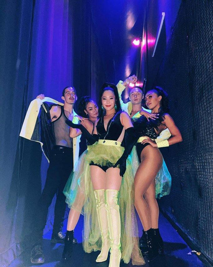 Khi đi diễn, nữ ca sĩ xuất hiện quyến rũ và phóng khoáng với bộ bodysuit thiết kế bắt mắt.