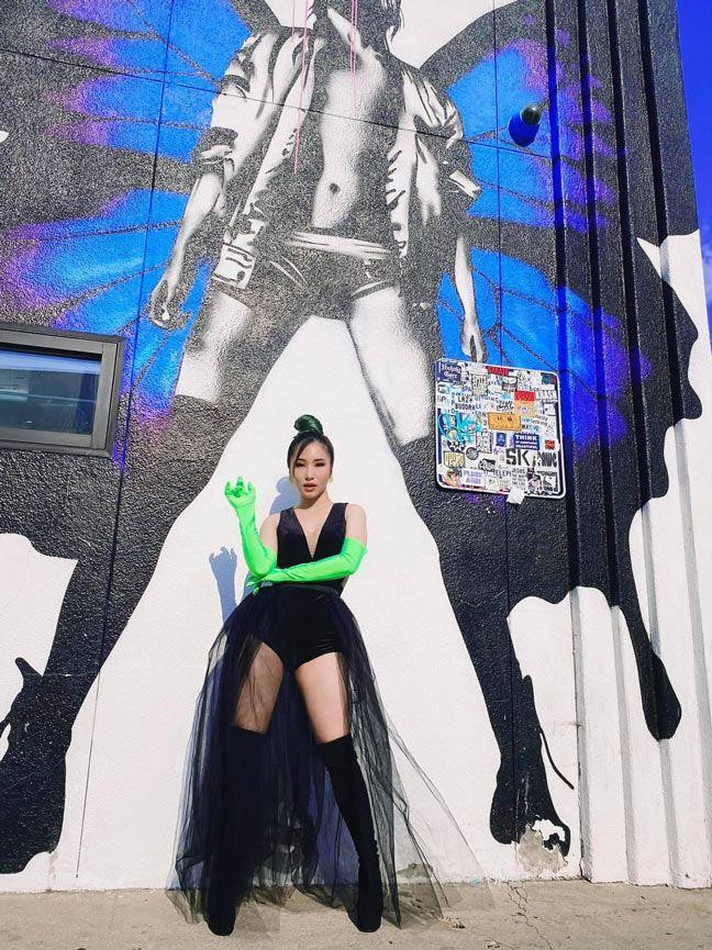 Dễ thấy từ khi chuộng style mạnh bạo, cá tính, Hương Tràm luôn ưu ái những set đồ pha thêm màu sắc rực rỡ như xanh neon, hồng, vàng…chứ không chỉ đơn thuần dừng lại ở trắng, đen nữa.