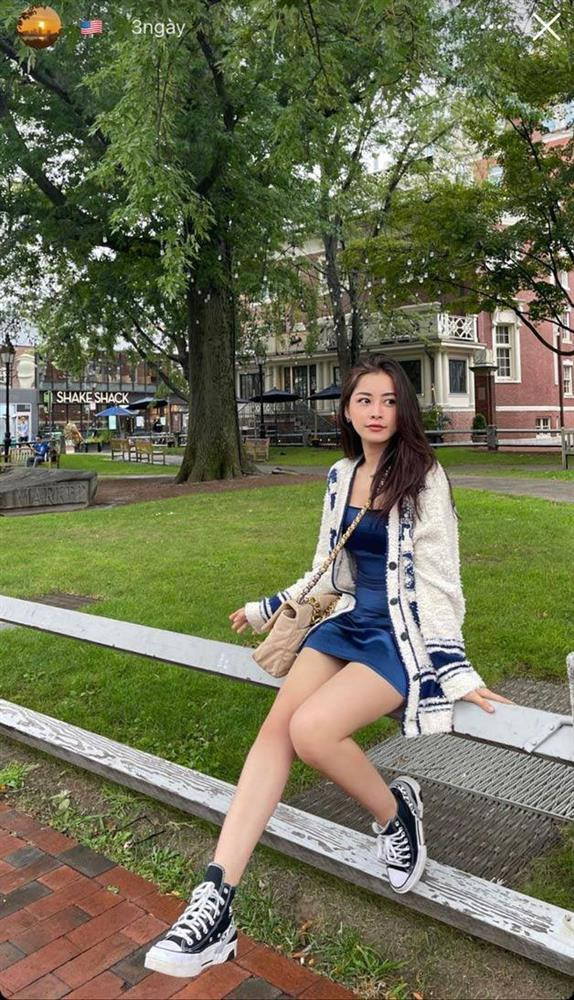 ##ss###style="text-decoration: underline;">Diễn viên Chi Pu check-in trường ĐH Harvard nổi tiếng nước Mỹ với áo khoác dáng dài, váy suông kiểu dáng thể thao và giày sneaker cao cổ. Đáng chú ý, set đồ tuy đơn giản nhẹ nhàng nhưng không hề rẻ tiền vì có sự xuất hiện của mẫu túi Chanel 19 Flap Bag, giá hơn 130 triệu đồng. 