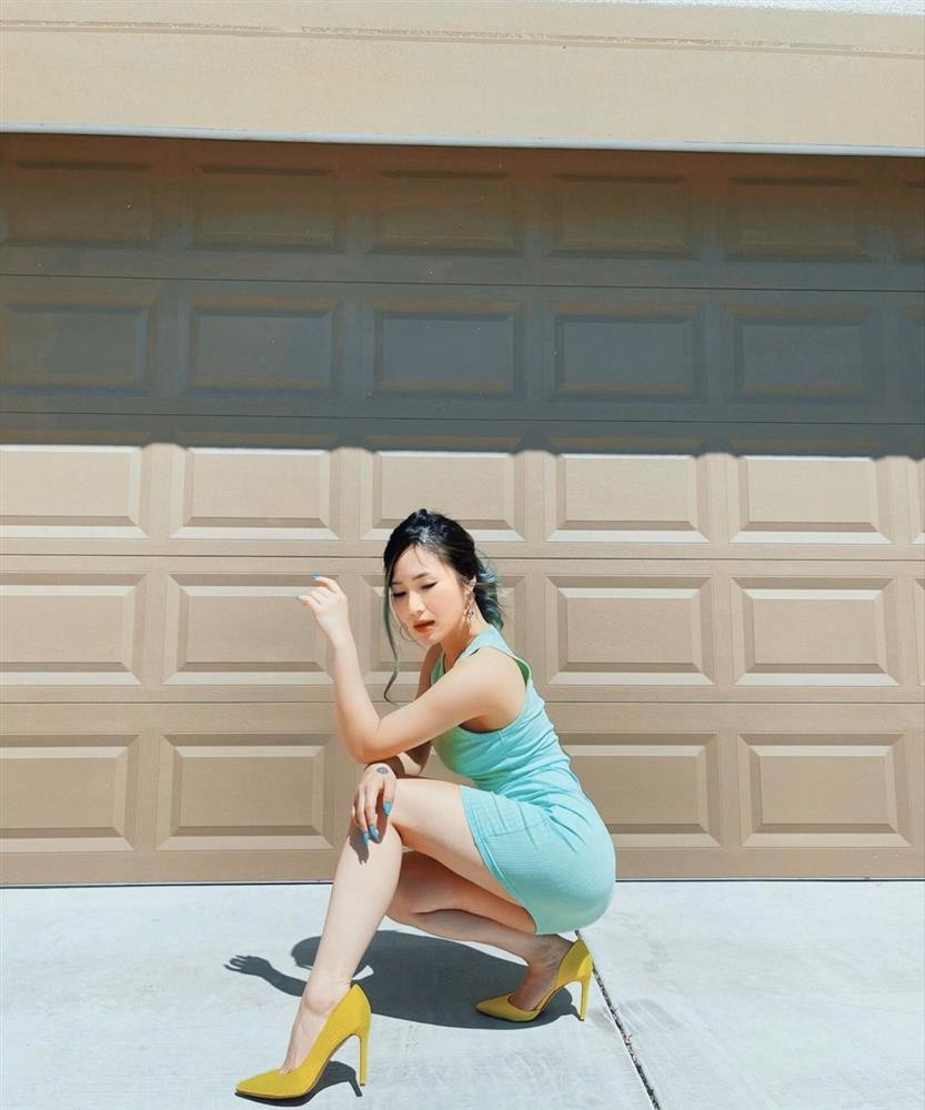 Để hợp với bộ tóc xanh rêu nổi bật với những đường highlight cực chất, giọng ca "Em Gái Mưa" cũng lên đồ chói lóa, ton sur ton với màu tóc luôn.