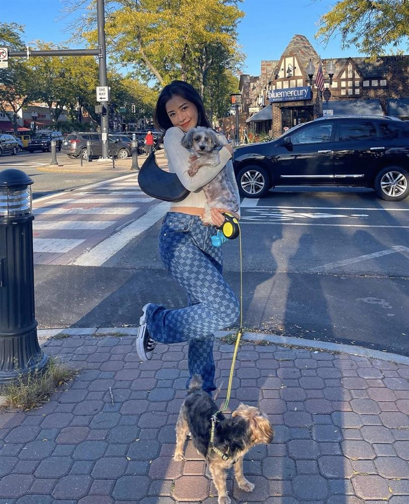 Bên cạnh chuyện giọng hát, dễ dàng nhận thấy gu thời trang của cả hai tại đất Mỹ cũng ở hai "chiến tuyến". Nếu như Chi Pu trung thành với những set đồ đơn giản, trẻ trung thì Hương Tràm thời gian qua lại cá tính và táo bạo hơn nhiều. Điểm chung duy nhất của cả hai đó là phụ kiện đi kèm đều sang chảnh với hàng hiệu đắt đỏ.