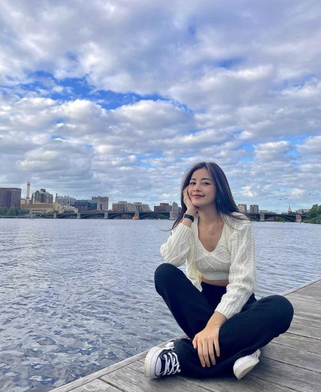 Check-in ở Mỹ, Chi Pu diện 1 set đồ tương tự và rất ra dáng du học sinh: quần jeans ống loe + áo crop top và khoác nhẹ thêm áo len bên ngoài. Có thể thấy cô nàng ăn diện có phần hiền từ và kín đáo chứ không quá táo bạo như lúc ở Việt Nam.