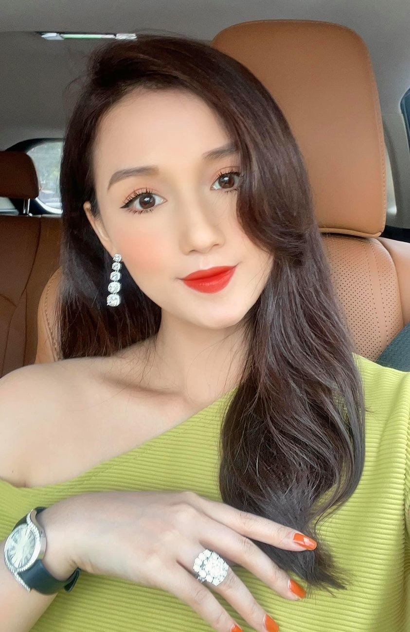 Lã Thanh Huyền đẹp quý phái.