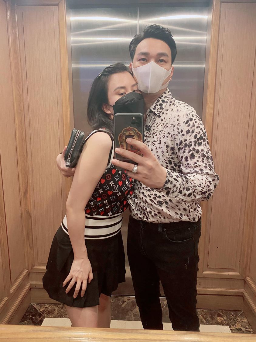 MC Thành Trung cùng vợ lên đồ đi chơi.