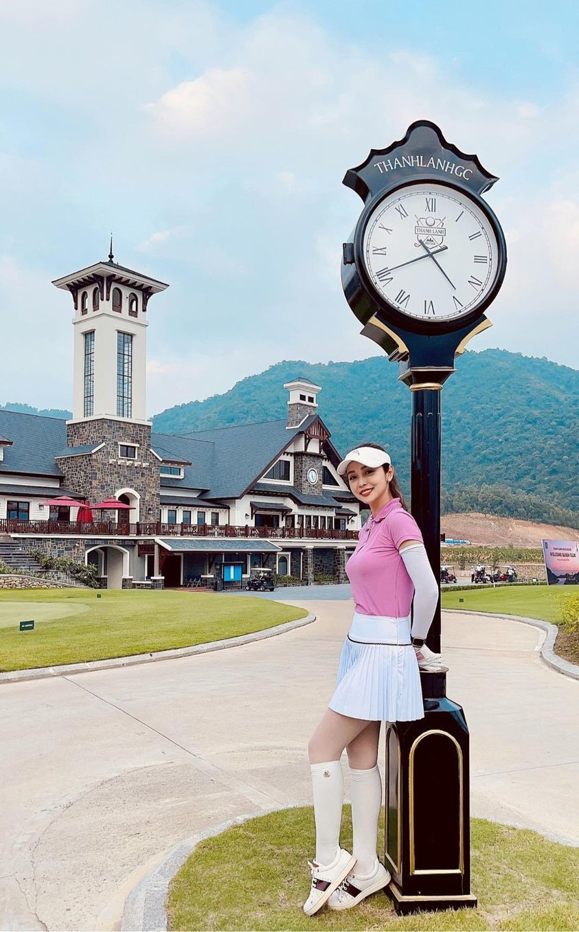 "Phụ nữ sinh ra chính là những đóa hoa xinh đẹp xứng đáng được yêu thương, che chở", Jennifer Phạm bày tỏ.