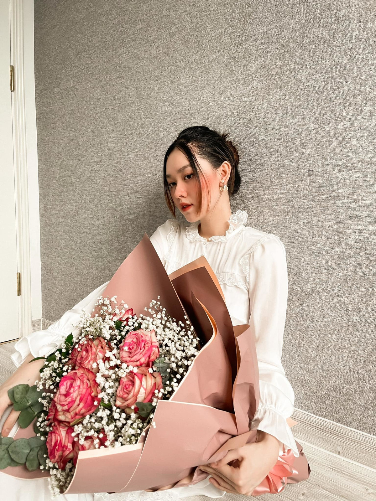 Tường San xinh đẹp bên bó hoa tươi thắm.