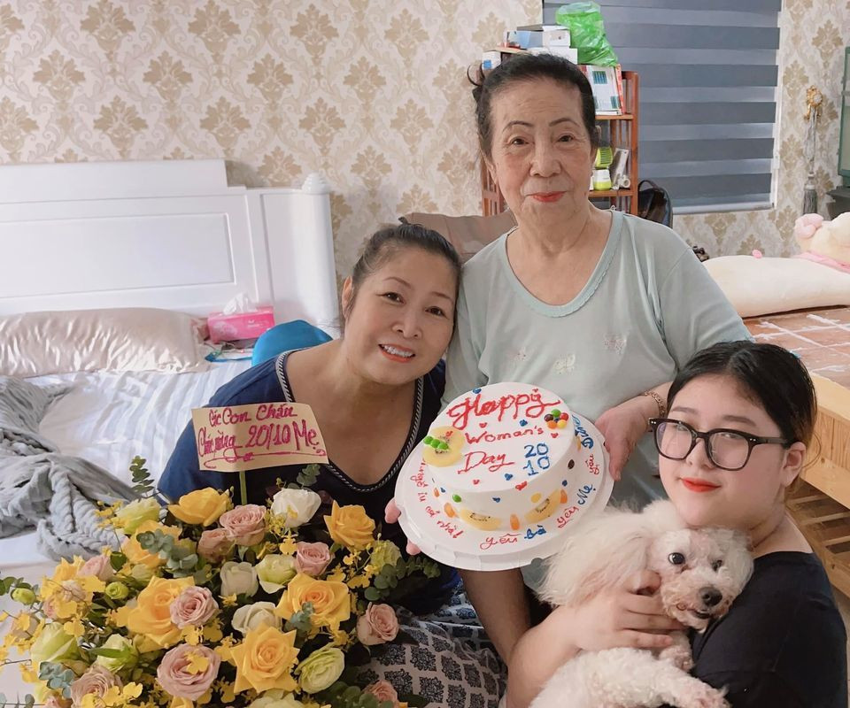 "Buổi sáng thức dậy với nhiều niềm vui và cảm xúc. Xin cảm ơn con gái Bí Ngô và bé Hêu với ổ bánh kem thật dễ thương", NSND Hồng Vân viết.