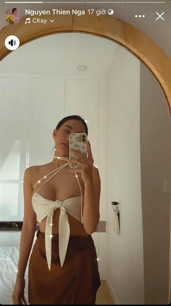 Mới đây, học trò team Minh Tú gây chú ý với hình ảnh vô cùng sành điệu. Nàng mẫu 9X bắt nhịp xu hướng với áo bra top bé tí o ép vòng 1. Thiên Nga The Face kết hợp cùng chân váy dài khoe vòng eo thon thả, body hình chữ S.