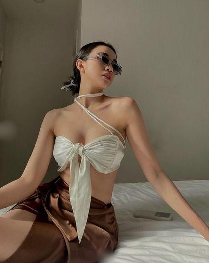 uy nhiên, người đẹp vô tình để lộ điểm nhạy cảm ở vòng 1 mà không hề hay biết. Chính chiếc áo chẳng tày gang không hiểu "cố tình hay bất chợt đi lệch hướng" đã để cặp tuyết lê căng đét của mỹ nhân hớ hênh khiến cô trở nên kém duyên trong mắt khán giả. Chiếc áo như thể sắp tụt vì vòng 1 "khủng" của Thiên Nga. Sự gợi cảm bỗng chốc trở thành phản cảm chỉ vì một sơ suất nhỏ.