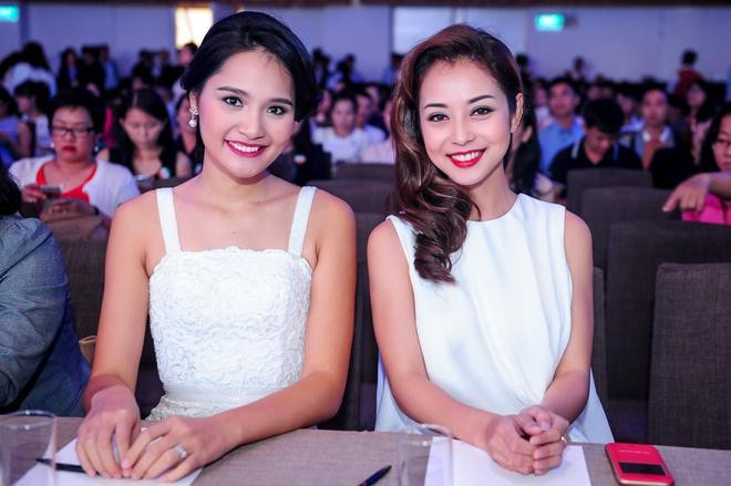 Jennifer Phạm cũng được cho là nhỉnh hơn hoa hậu Hương Giang trong một tấm hình chụp chung.