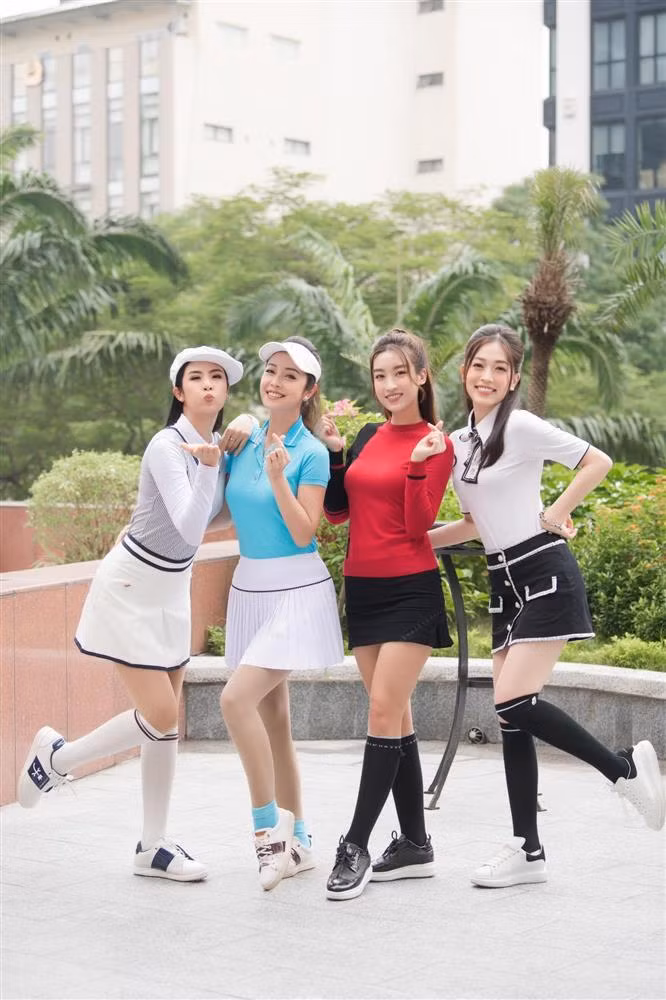 Dù chênh lệch hơn 10 tuổi và qua 4 lần sinh nở, song sắc vóc Jennifer Phạm vẫn chẳng kém cạnh ai.