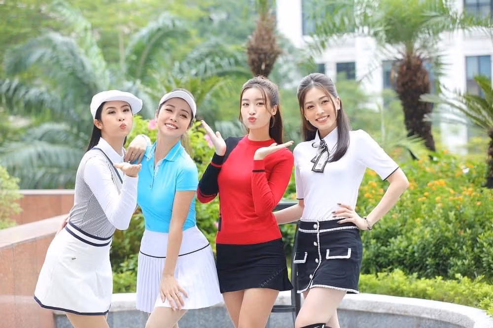 Khoảnh khắc Jennifer Phạm đọ sắc Đỗ Mỹ Linh, Ngọc Hân và Bùi Phương Nga.