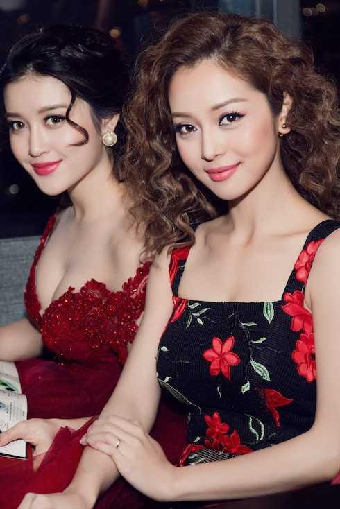 Bà mẹ 4 con bên Á hậu Huyền My kém 10 tuổi.