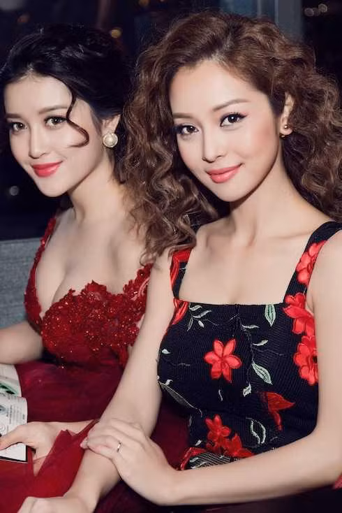 Bà mẹ 4 con bên Á hậu Huyền My kém 10 tuổi.