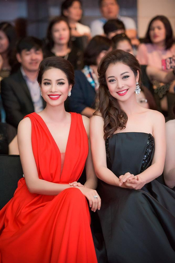 Phạm Hương dường như "chưa qua nổi" nhan sắc đàn chị hơn 6 tuổi.