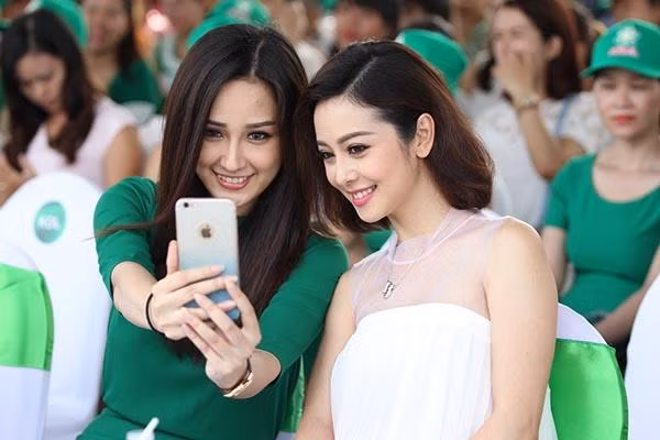 br/> Sau 15 năm đăng quang Hoa hậu châu Á tại Mỹ 2006, cho tới hiện tại Jennifer Phạm vẫn là cái tên nhận được nhiều sự quan tâm. Ở tuổi 36 và trở thành bà mẹ 4 con, song nhan sắc hoa hậu vẫn nhận được nhiều lời khen ngợi. Thậm chí khi kề cạnh dàn hoa hậu, á hậu trẻ tuổi, vẻ ngoài Jennifer Phạm cũng chẳng hề kém cạnh, thậm chí còn có phần thu hút hơn nhiều người.