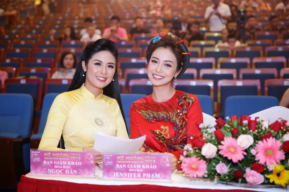 Mỹ nhân 8X nổi bật trong khung hình với hoa hậu Ngọc Hân.