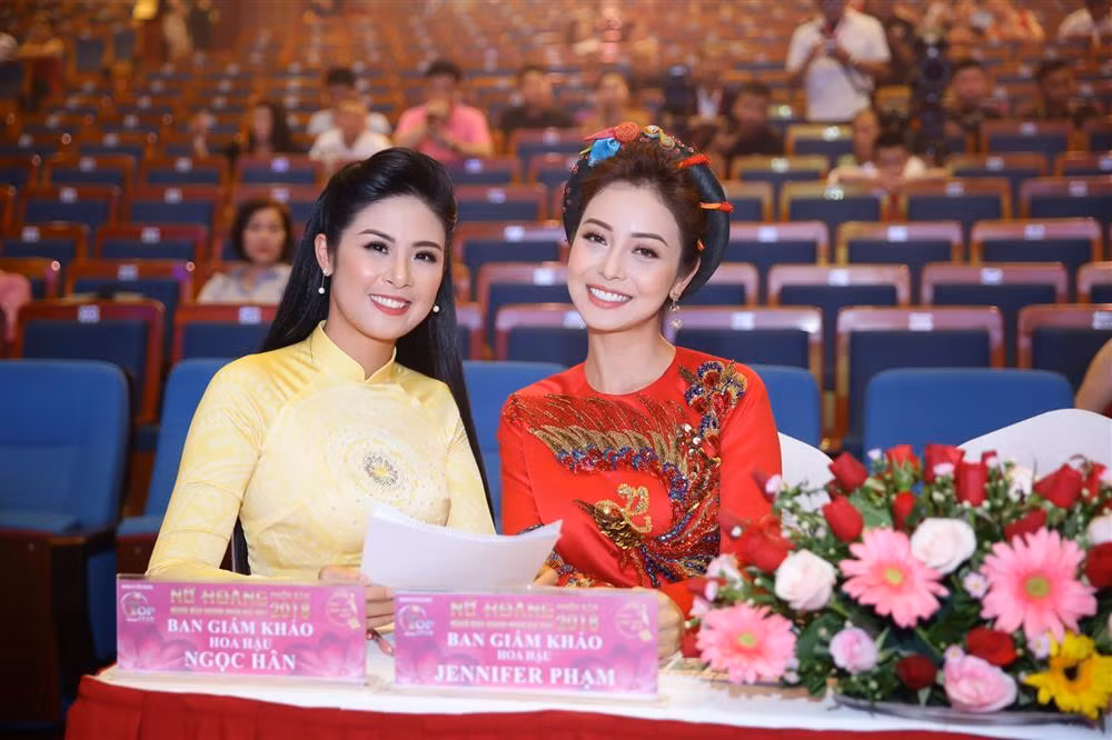 Mỹ nhân 8X nổi bật trong khung hình với hoa hậu Ngọc Hân.